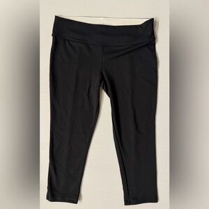 Victoria Secret VSX Sport Capri Leggings with White Accents Size M